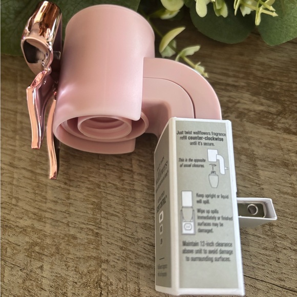 Pink Bow Wallflower Plug - Picture 3 of 4